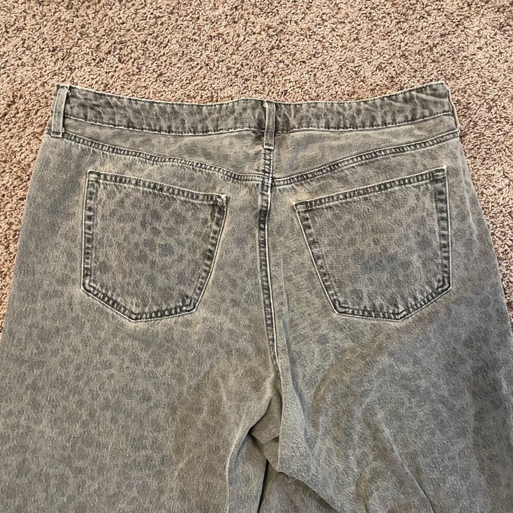 Universal Thread | Gray Leopard Print Women's Mid… - image 8